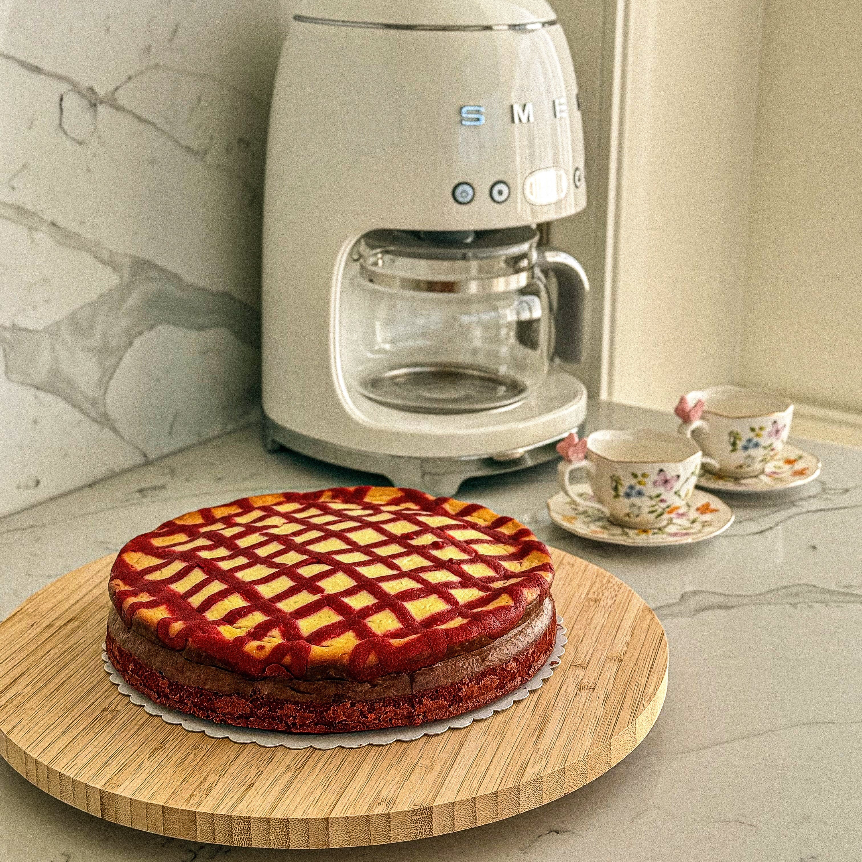 „Red Velvet“ brownie su sūrio kremu